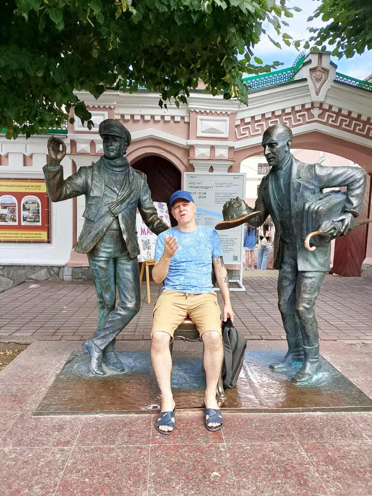 Памятник Бендеру и Кисе в Чебоксарах